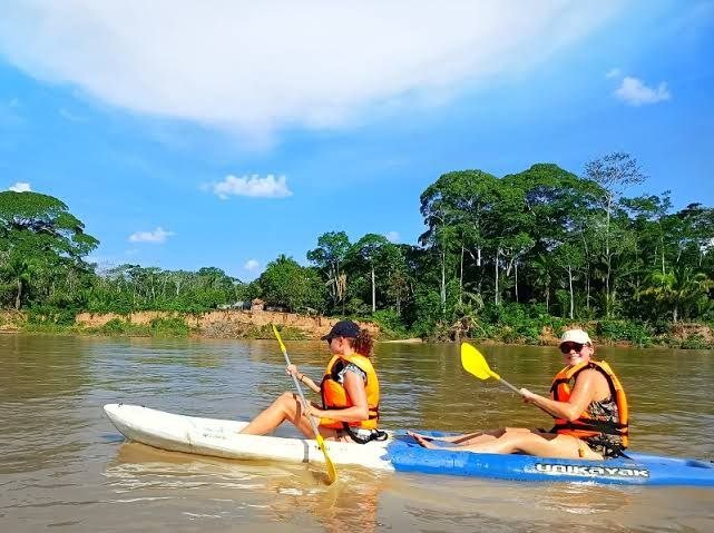 Kayak en el rio Tambopata Temporada seca en Tambopata - paseo en Kayak en el río Tambopata