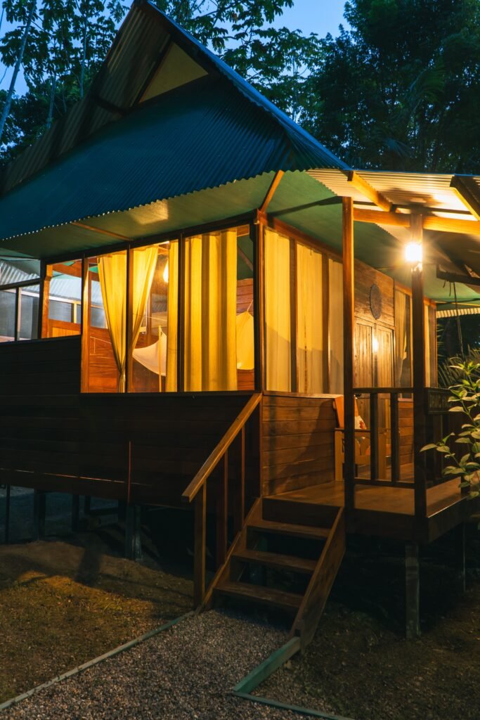 Cabaña está equipada con comodidades modernas y ofrece vistas panorámicas de la exuberante vegetación circundante