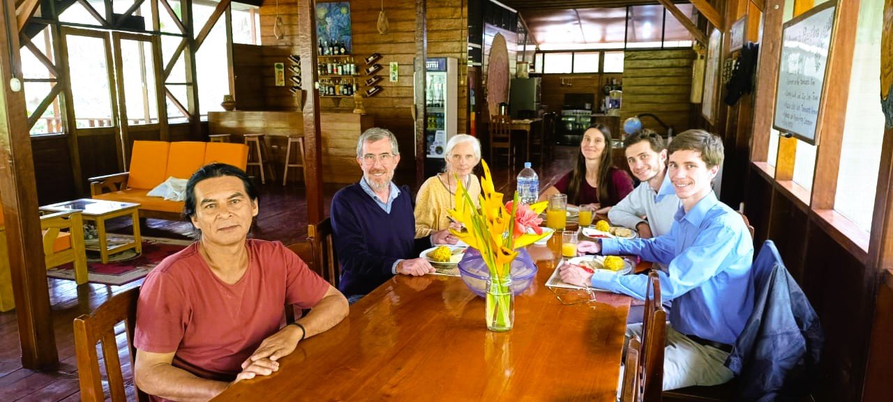 Nuestro menú del mediodía está diseñado para ofrecerte una experiencia gastronómica que celebra la riqueza y diversidad de la selva amazónica