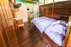 Nuestra cabaña está equipada con todo lo necesario para tu confort: perchero, mosquitera, ventilador, enchufes cerca de la cama, toallas de baño, artículos de aseo gratuitos y una botella de agua persona