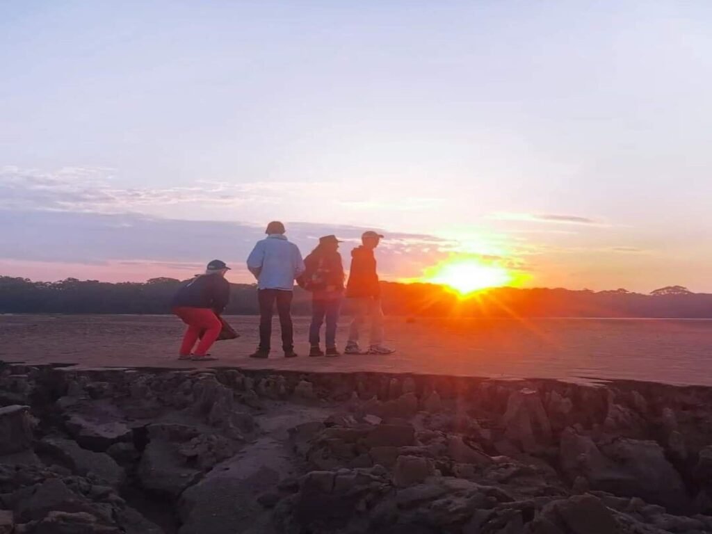 Turistas en el ocaso en el río Tambopata de Puerto Maldonado