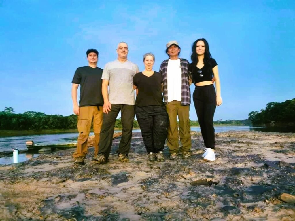 Turistas en el la orilla del río Tambopata en Puerto Maldonado