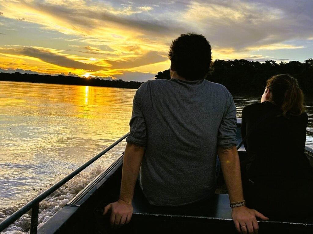 Atardecer en el Tour Passiflora en el bote por el río Tambopata