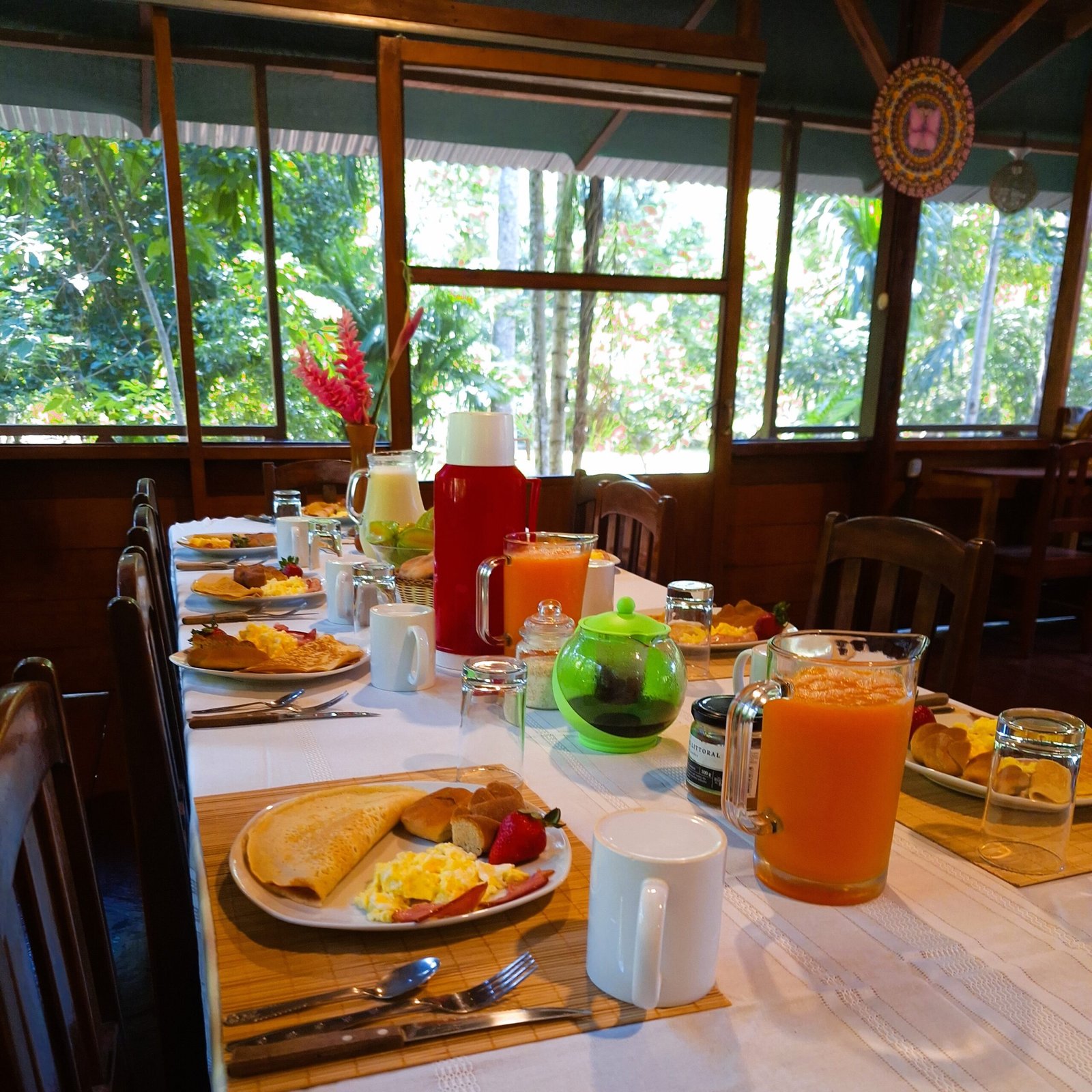 Nuestro desayuno incluye una selección de panes recién horneados o panqueques esponjosos, acompañados de jugo de frutas tropicales, huevos preparados a tu gusto, tocino crujiente y una taza de café aromático o leche fresca