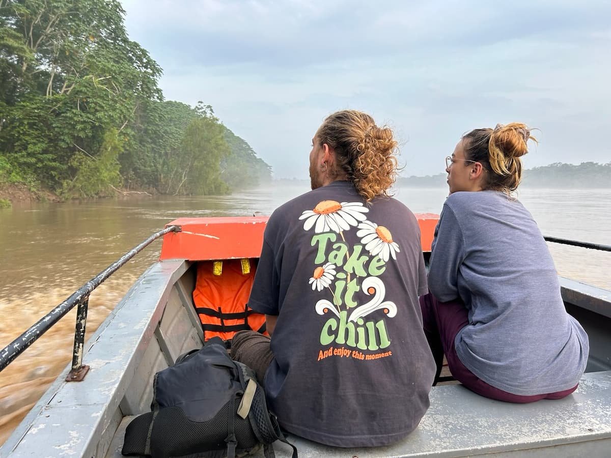 Bote río Tambopata amanecer camino a Chuncho Passiflora